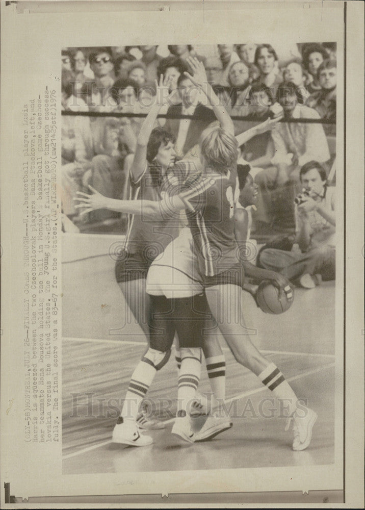 1976 Press Photo U.S. vs. Czechoslovakia women's basketball team - Historic Images