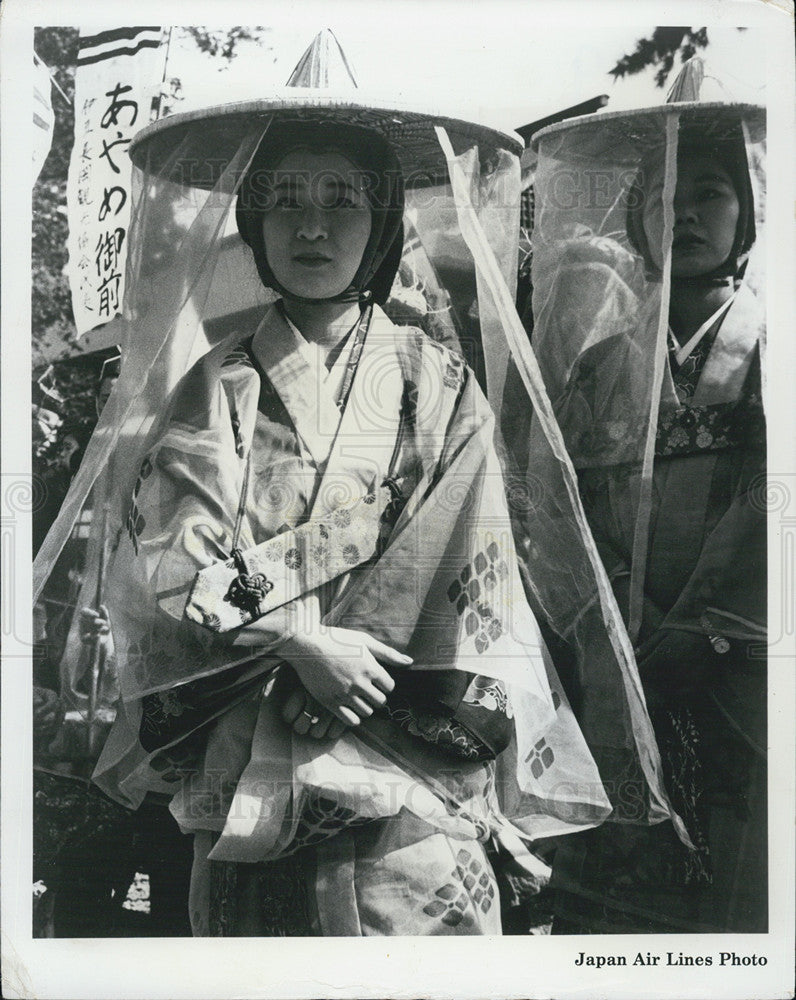 Press Photo Residents of Kamakura, Japan participate in parades in ancient costu - Historic Images