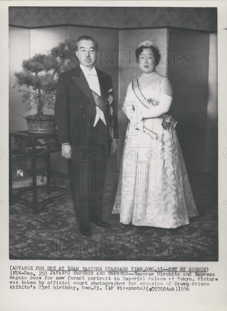 1956 Press Photo Emperor Hirohito and Empress Nagako in Imperial Palace - Historic Images