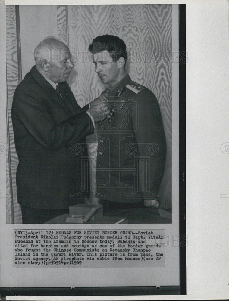 1969 Press Photo Capt. Vitali Bubenia receives medal from Russian President - Historic Images