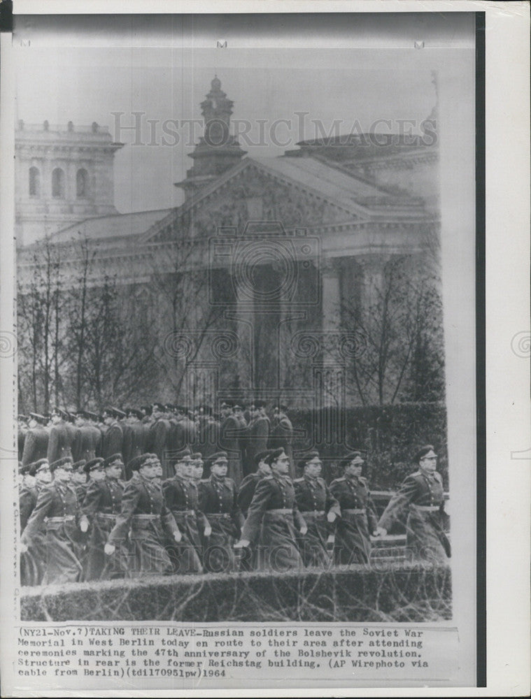 1964 Press Photo Russian Soldiers Leave Soviet War Memorial In West Berlin - Historic Images