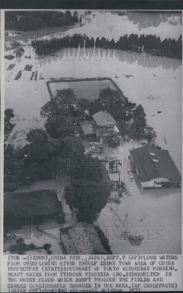 1971 Press Photo flood waters from overflowing river engulf isumi town - Historic Images