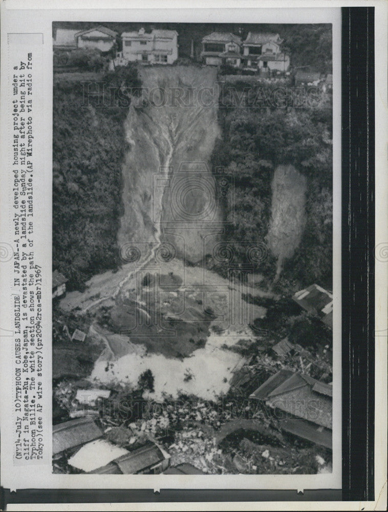 1967 Press Photo cliff Housing project typhoon causing landslide - Historic Images