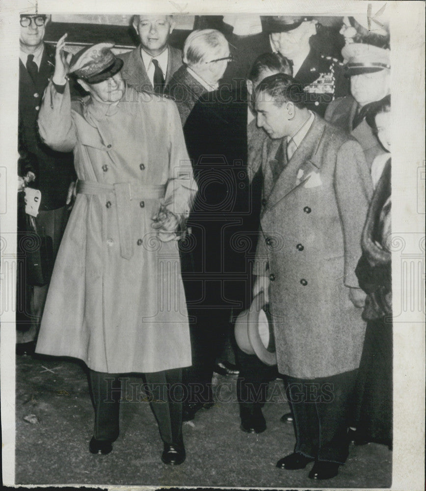 1951 Press Photo General Douglas MacArthur greeting as he leaves Idlewild airpor - Historic Images