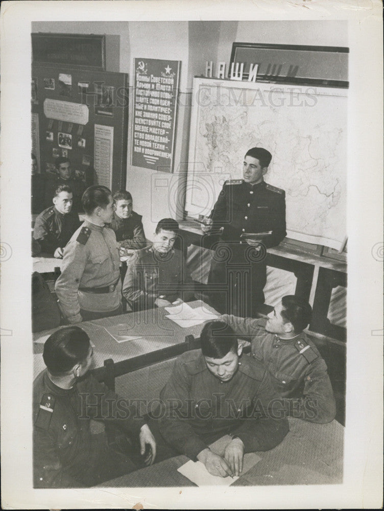 1959 Press Photo The Soviet army provides 9 hours of political indoctrination. - Historic Images