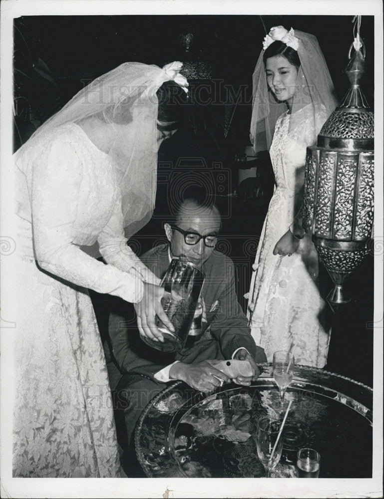 1966 Press Photo Waitress At Tea Parlor In Japan Serving Drinks - Historic Images