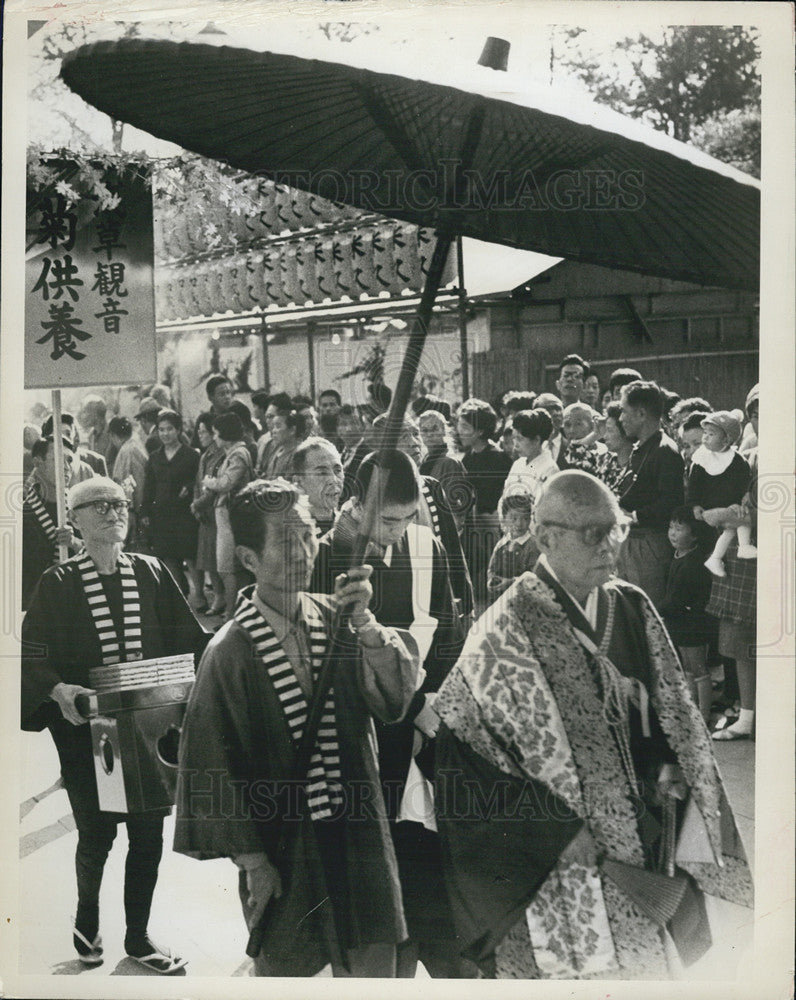 1967 Press Photo Traditional Japanese Attire And Traditions In Westernized Ginza - Historic Images