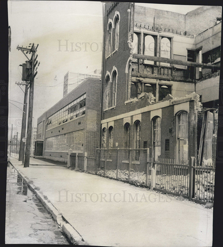 1956 Press Photo Old Brown Elementary School Torn Down New Construction Chicago - Historic Images