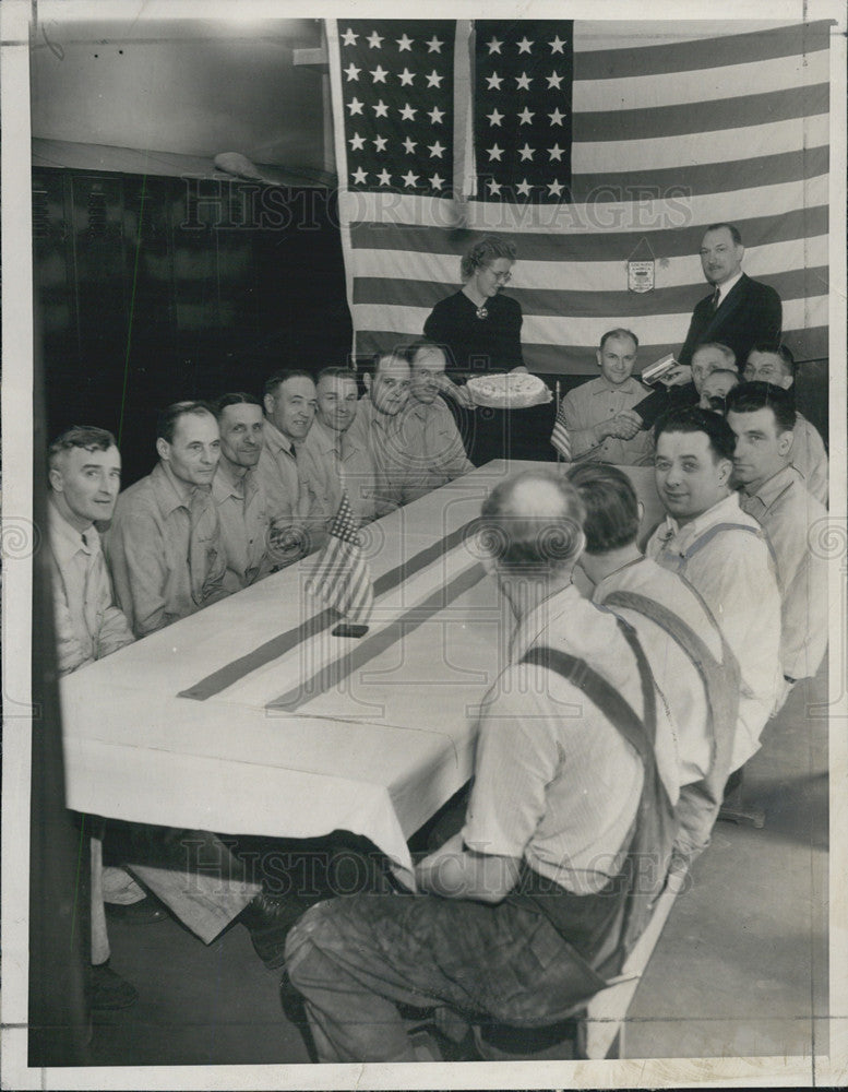 1941 Press Photo Janitors of Daily News building - Historic Images