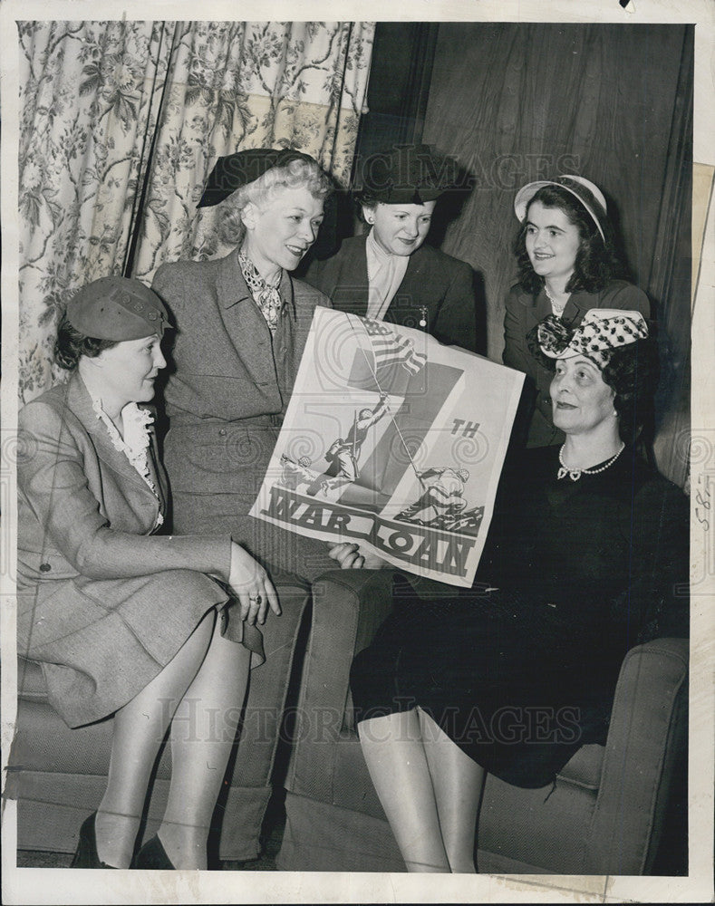 1945 Press Photo Daily News Editorial Women&#39;s Department Pledge Mrs. Walter Wolf - Historic Images