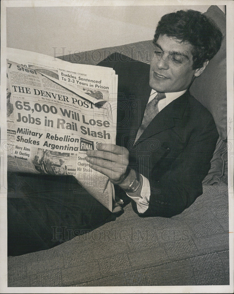 1963 Press Photo Actor Omar Sharif Reads The Denver Post Before Movie Premiere - Historic Images