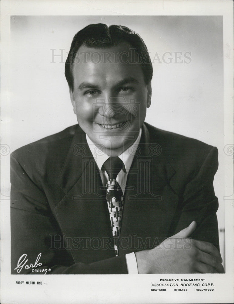 1953 Press Photo Buddy Milton Singer Guitarist Sherman Plaza Musician Chicago - Historic Images