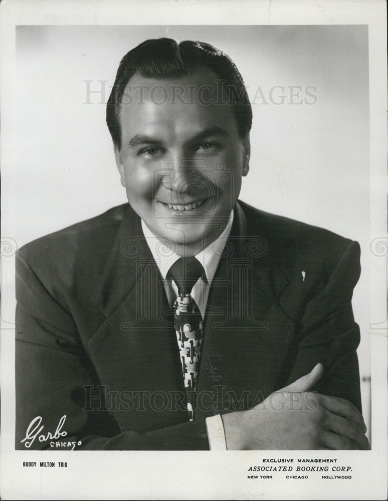 1953 Press Photo Buddy Milton Singer Guitarist Veterans&#39; Hospital Performance - Historic Images