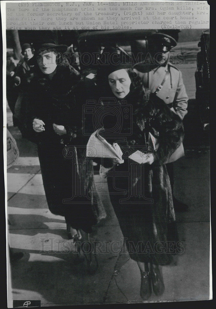 Press Photo Mrs. Ogden Mills and Mrs. John Fell arrive at court house. - Historic Images