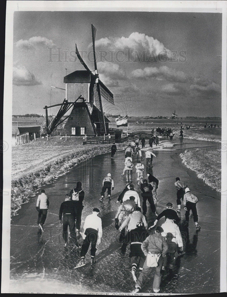 1954 Press Photo Dutch traditional &quot;windmill race&quot; - Historic Images