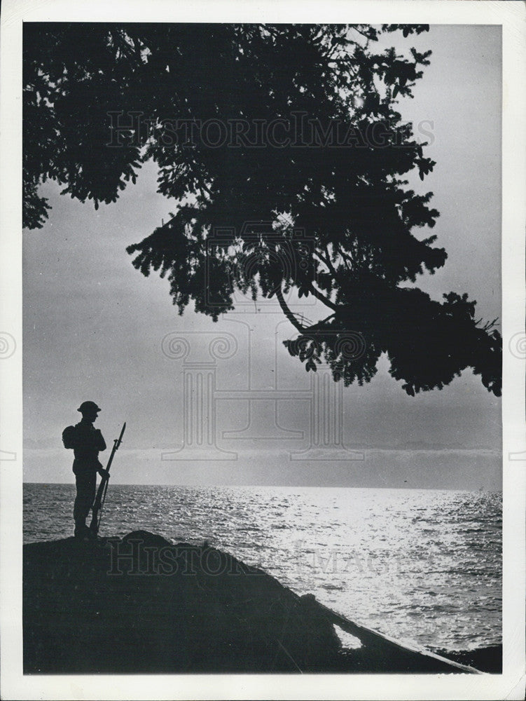 1942 Press Photo Member Canadian Reconnaissance Unit Shoreline British Columbia - Historic Images