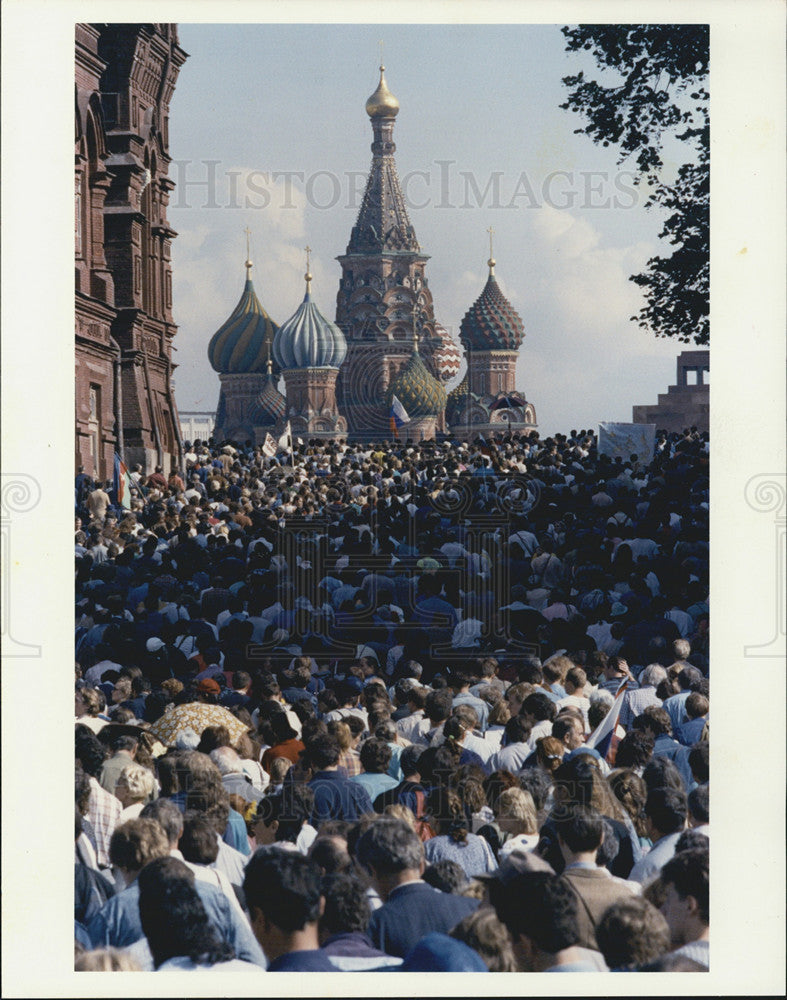 1991 Press Photo Supporters of Russia Pres Boris Yeltsin March Toward Red Square - Historic Images