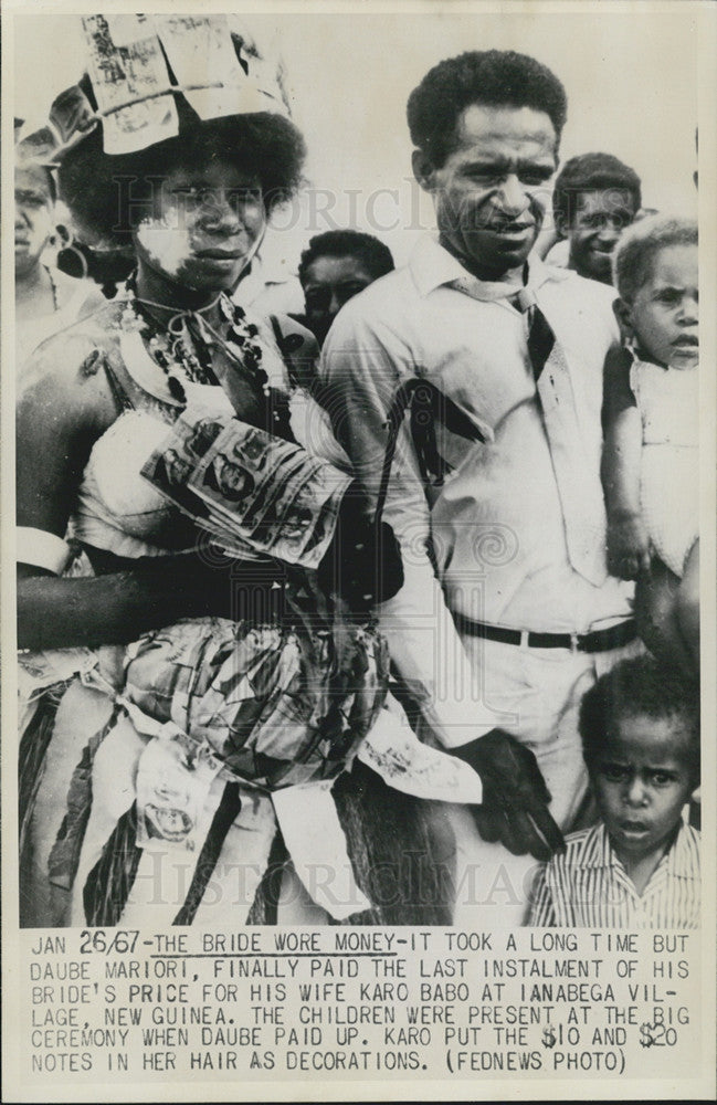 1967 Press Photo Daube Mariori Wife Karo Babo Ianabega Village New Guinea - Historic Images