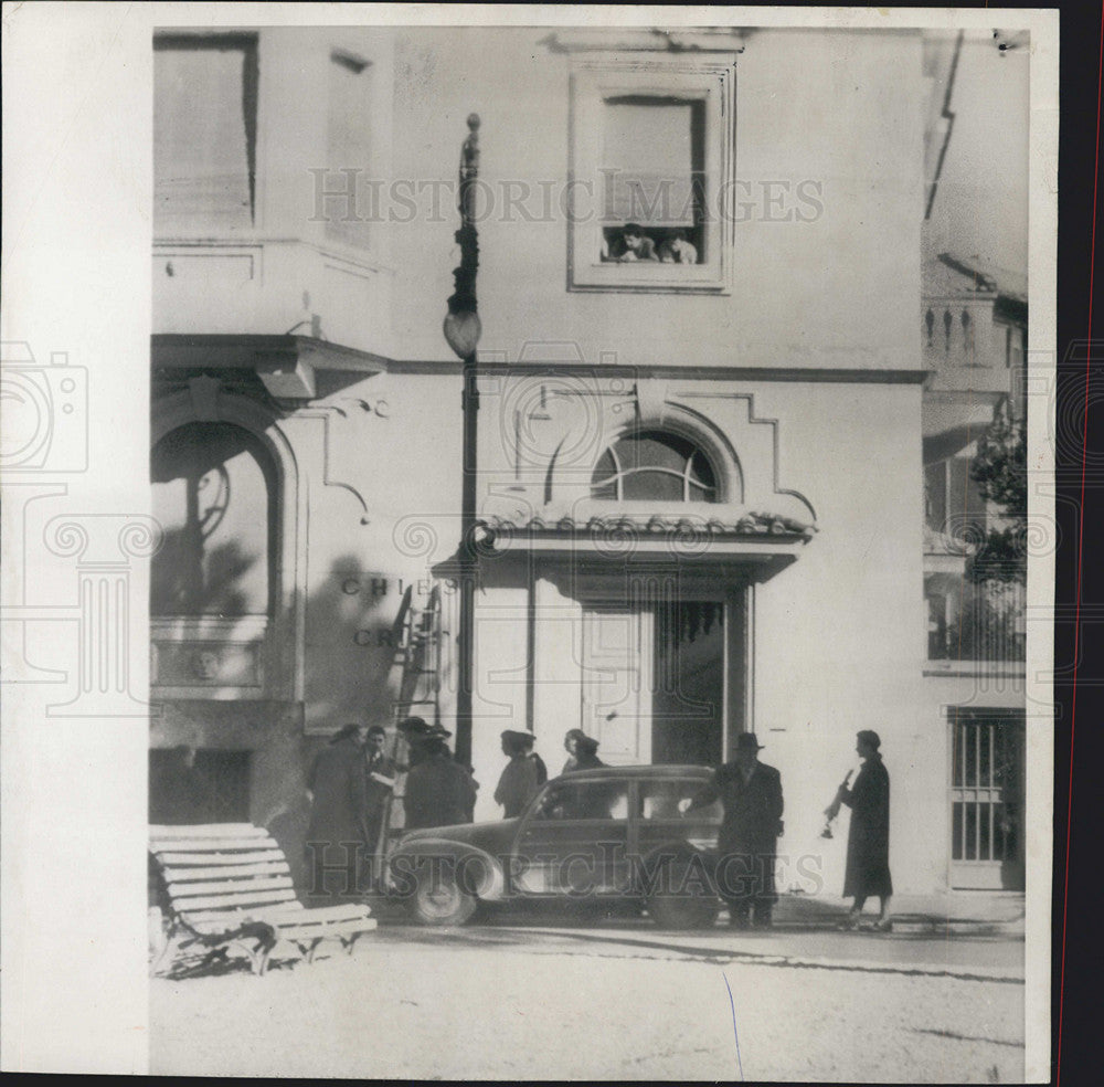 1954 Press Photo Rome Police Prepare Remove Church Christ Lettering Italy - Historic Images