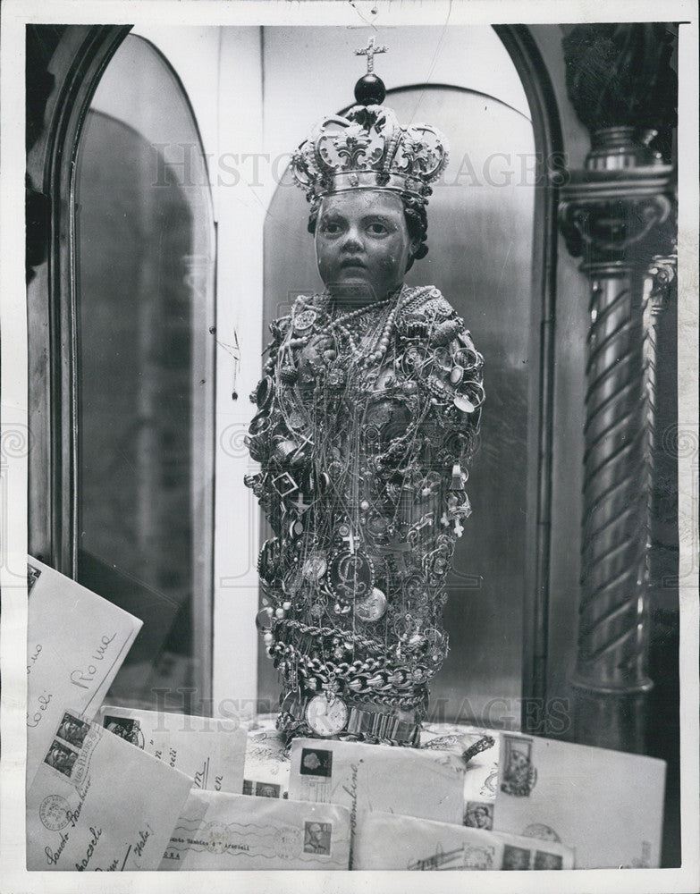 1953 Press Photo Rome, Standing in a glass case in the church of Ara Coeli. - Historic Images