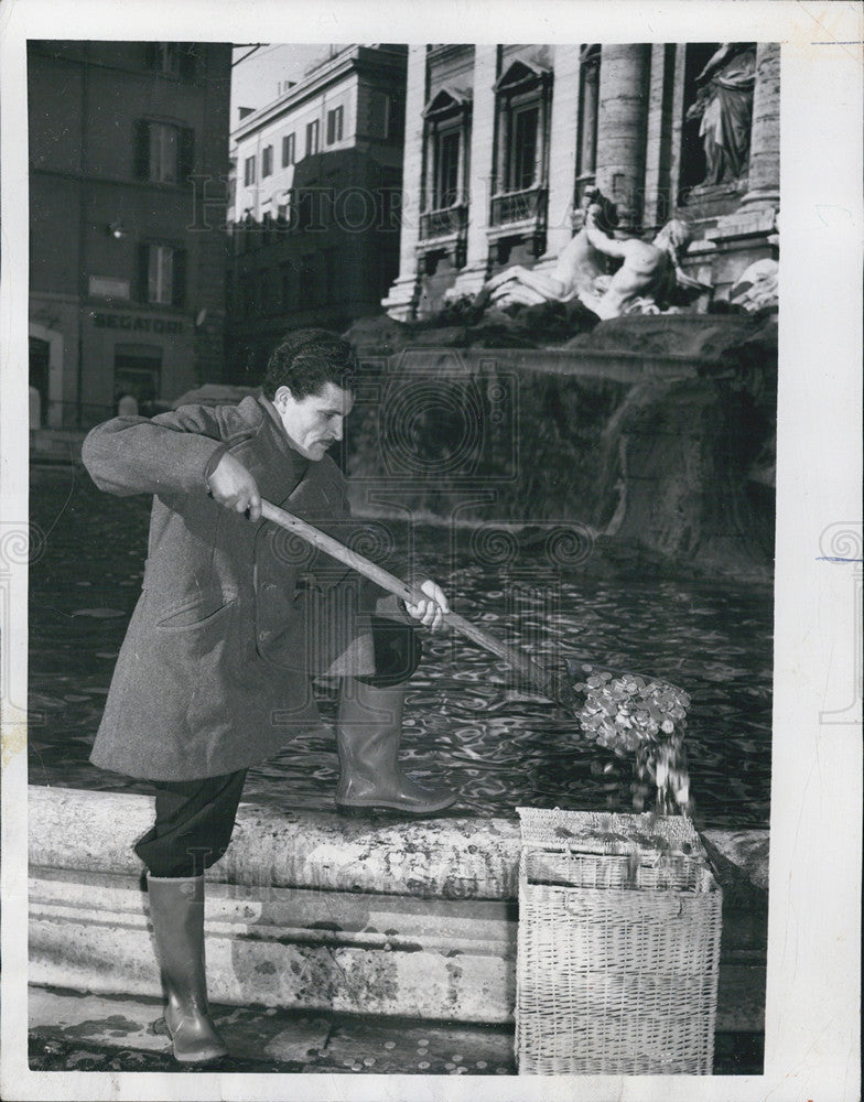 1953 Press Photo A member of Rome&#39;s fountain service empty his coin laden shovel - Historic Images