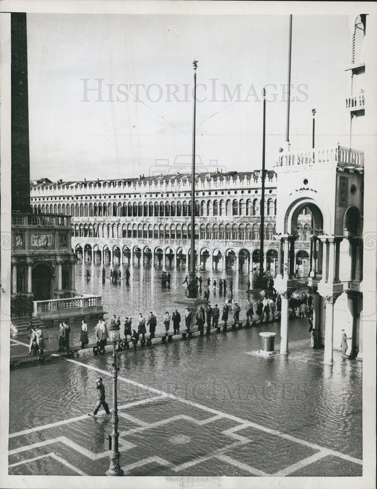 1958 Press Photo Venice Italy water covers St Marks Square in the annual floods - Historic Images