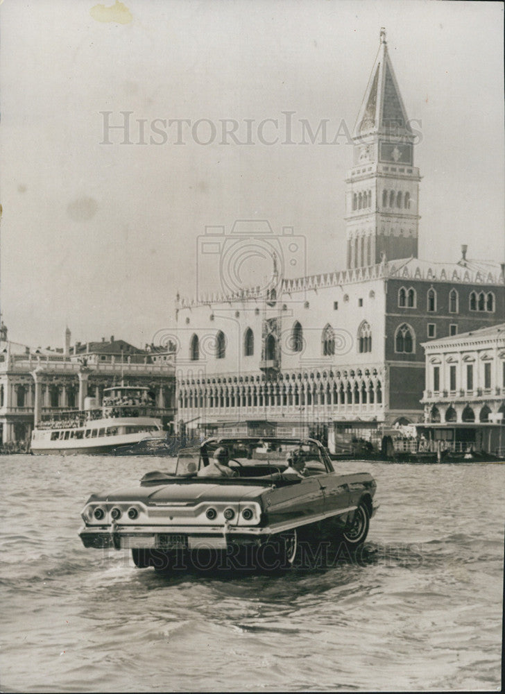 1962Press Photo this car drove along the Grand canal on a raft which is submerge - Historic Images