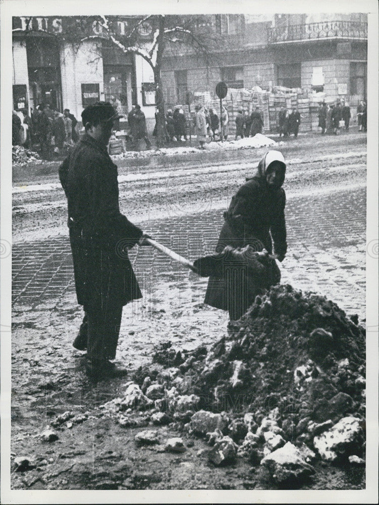 1957 Press Photo Budapest: with the end of fighting, life is slowly returning - Historic Images