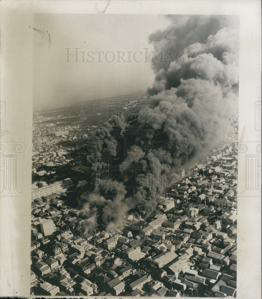 1963 Press Photo Smoke from a Furniture factory fire. 300 were homeless 35 homes - Historic Images