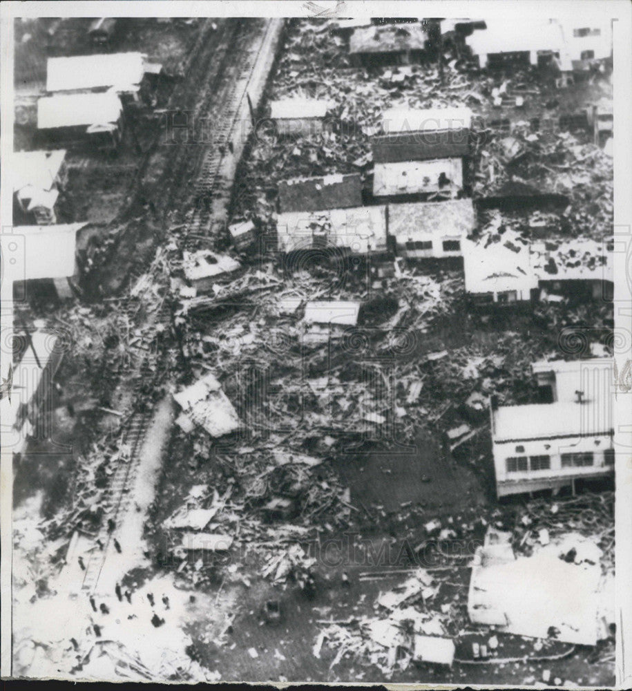 1960 Press Photo A tidal wave caused by a Chilean earthquake destroys Ofundo. - Historic Images