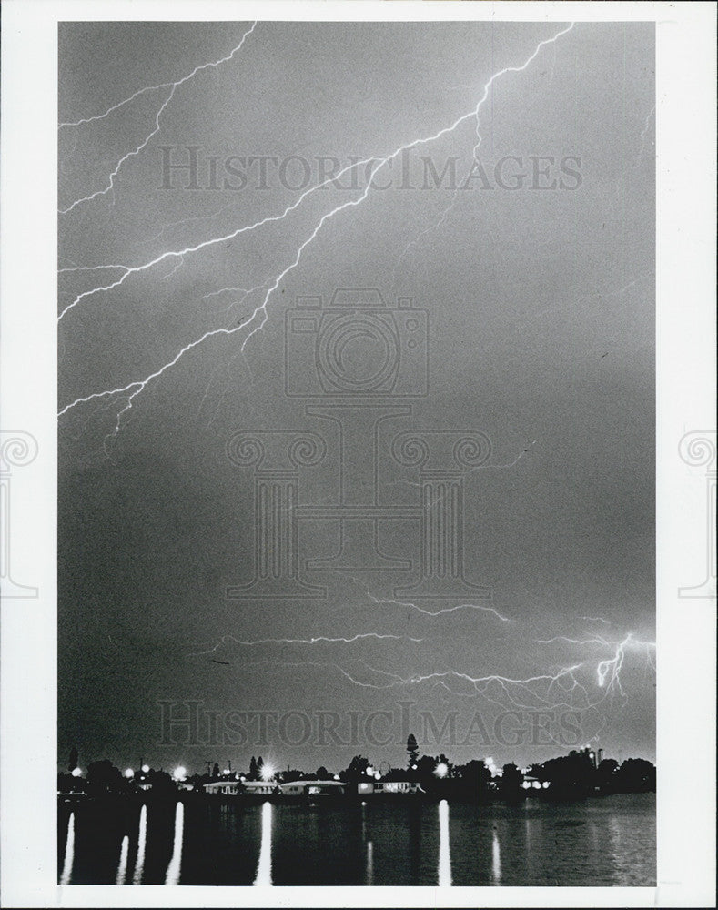 1991 Press Photo St Petersburg Beach Overwhelmed by Natures Pyrotechnics - Historic Images