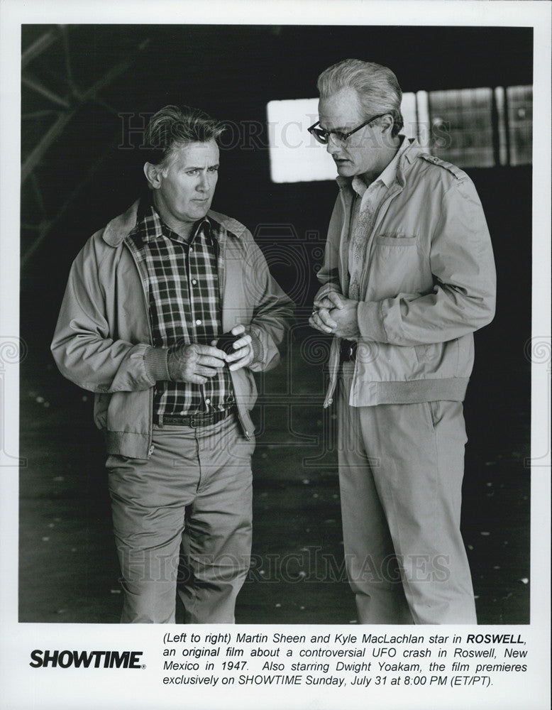 1994 Press Photo Martin Sheen and Kyle MacLachlan star in Roswell - Historic Images