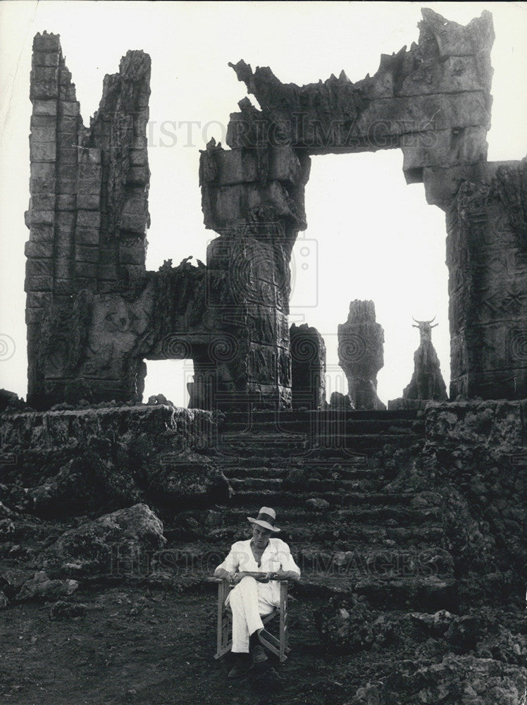 1967 Press Photo Producer Dino De Laurentis working on The Bible - Historic Images