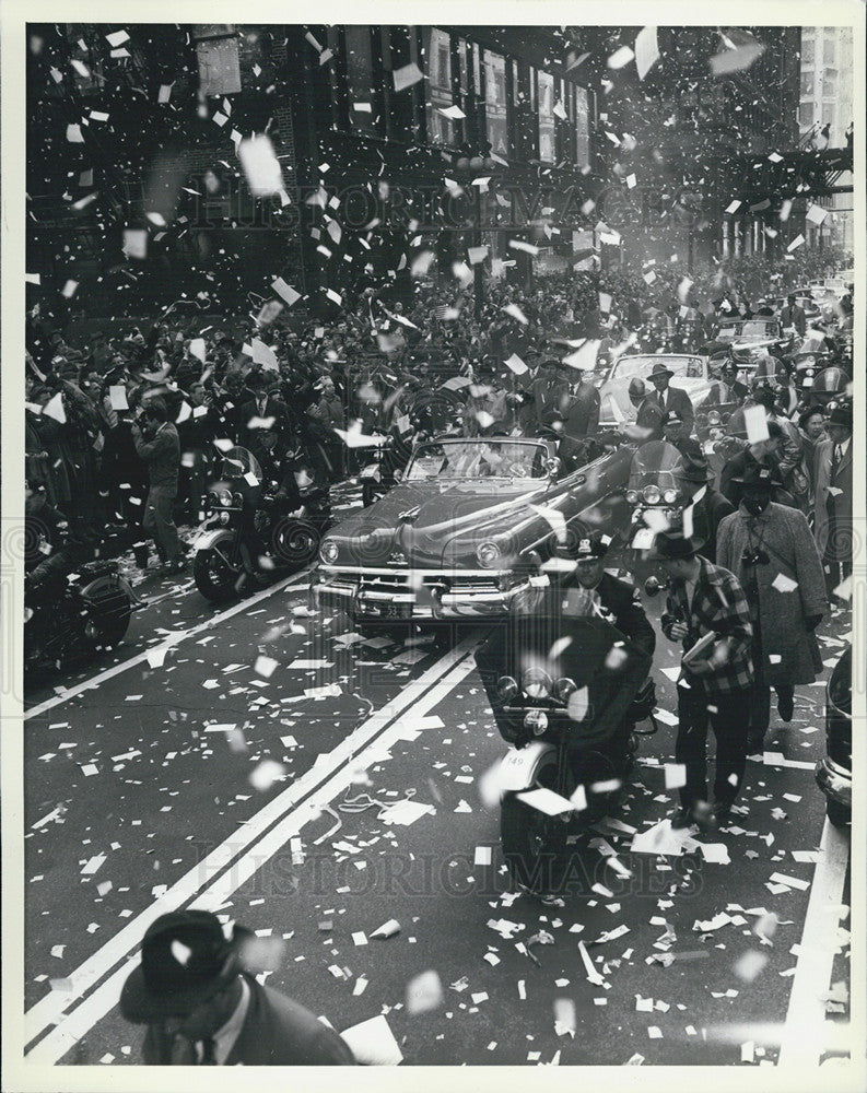 1951 Press Photo Confetti Obscures Gen. Douglas Mac Arthur in Chicago - Historic Images