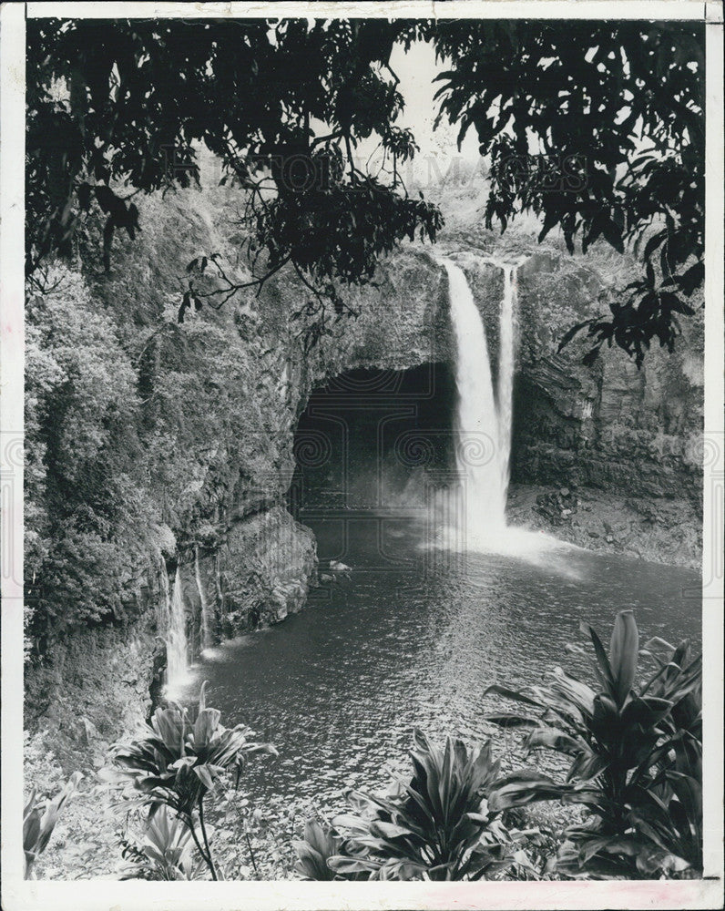 1987 Press Photo The Rainbow Falls in Hawaii - Historic Images