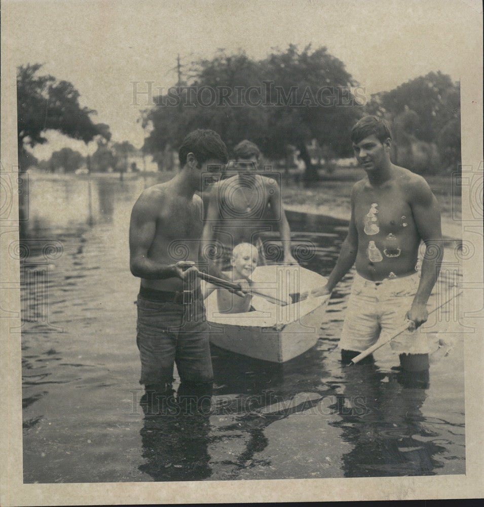 1967 Press Photo Taking advantage of the flooded streets of St. Petersburg, Fl - Historic Images