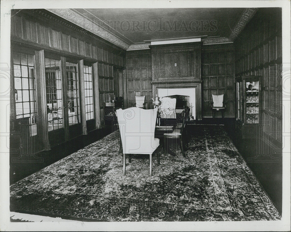 Press Photo Old-fashioned sitting room - Historic Images