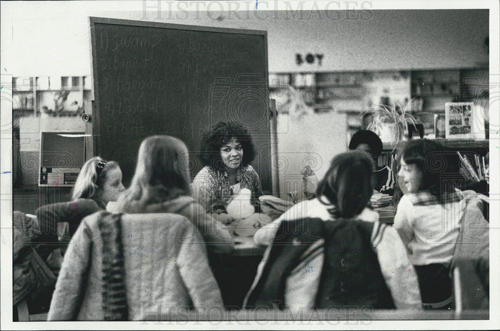 1980 Press Photo Chicago public school teacher Marjorie Dugrot schoolchildren - Historic Images