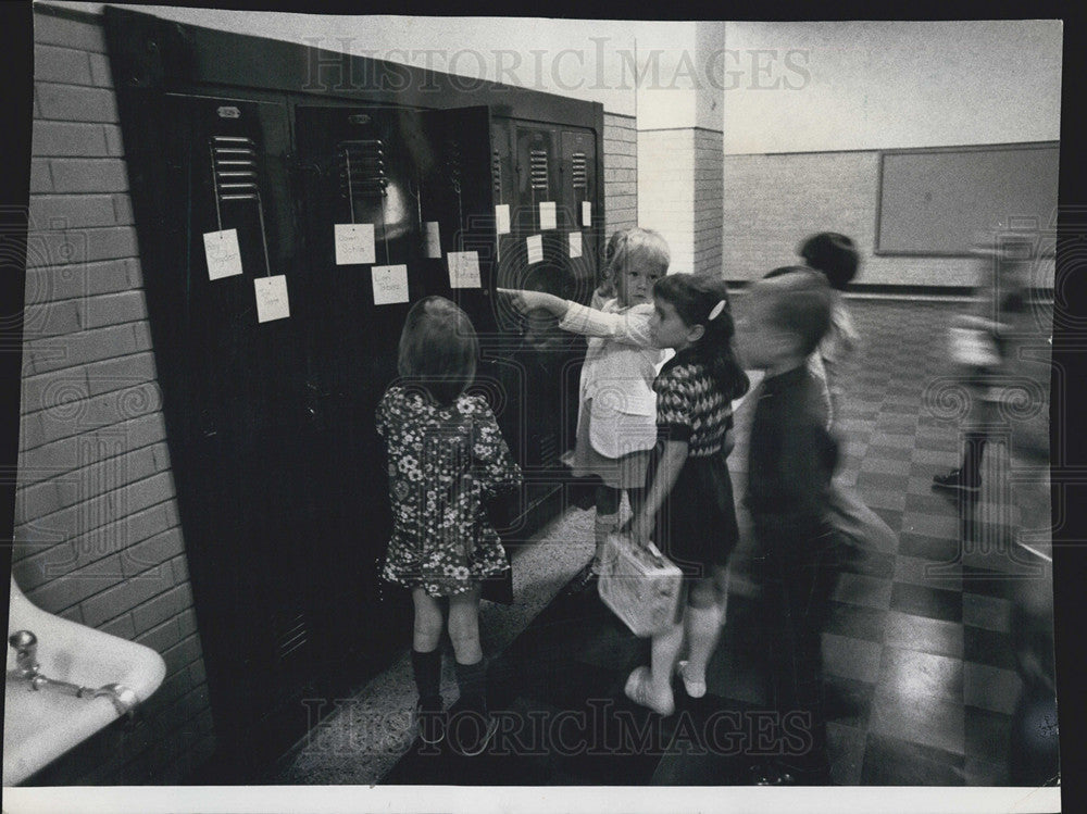 1975 Press Photo pupils Onahan School locker areas first day - Historic Images