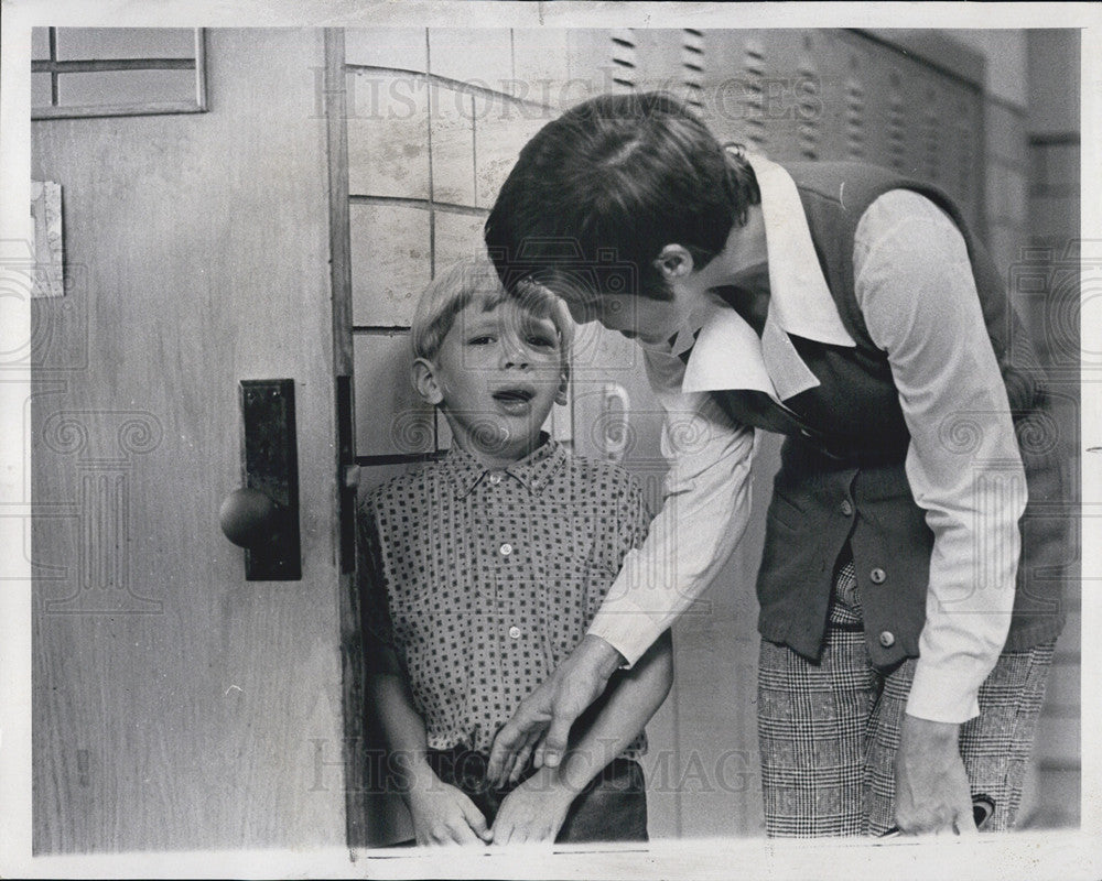 1969 Press Photo Scott Miranda tears eyes Mrs. Barbara Rothe classroom first day - Historic Images