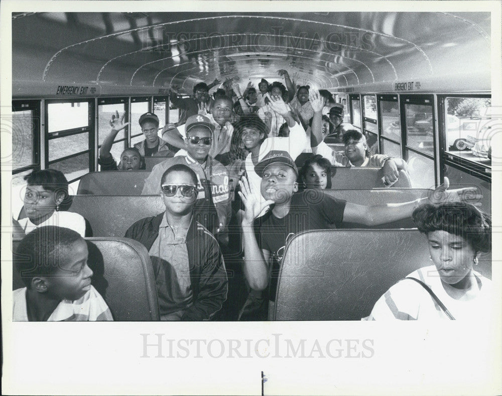 1988 Press Photo Chicago Kids Riding Bus Home from School - Historic Images