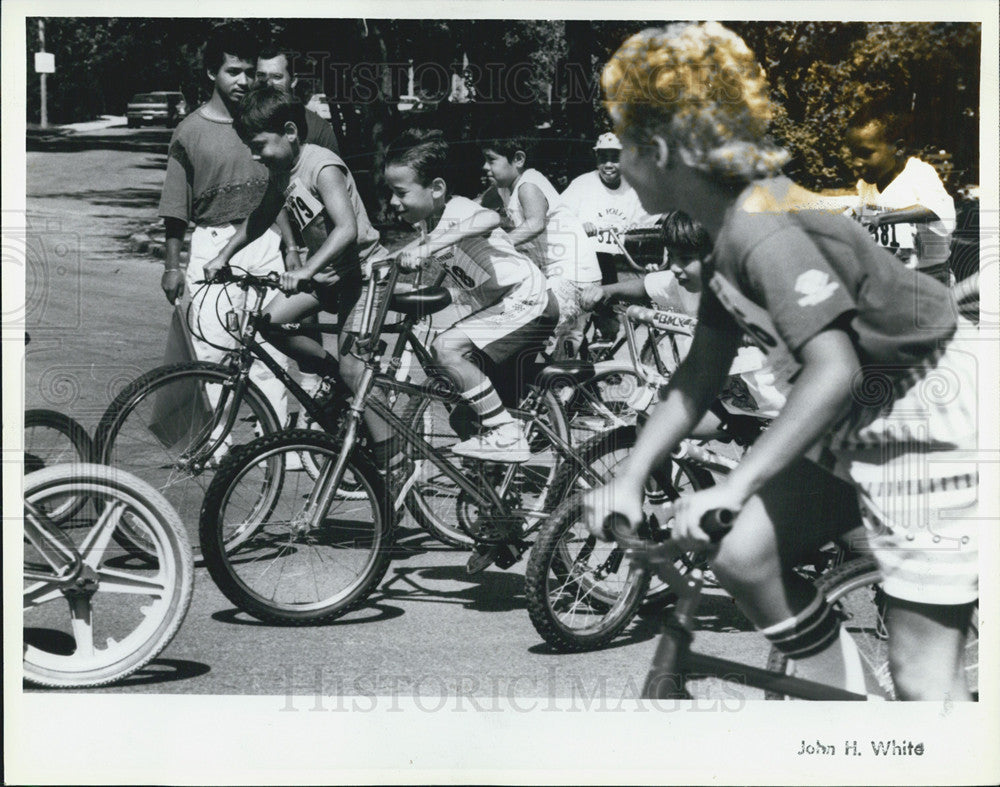 1969 Press Photo Northwest Side children Back to School Bicycle Race - Historic Images