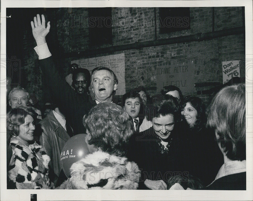 1976 Press Photo Gov. Dan Walker campaign workers supporters Sauer&#39;s Restaurant - Historic Images