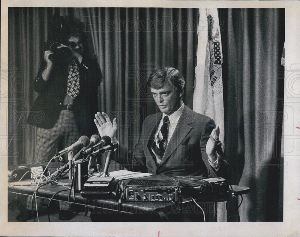 1975 Press Photo Gov. Daniel Walker press conference Illinois - Historic Images