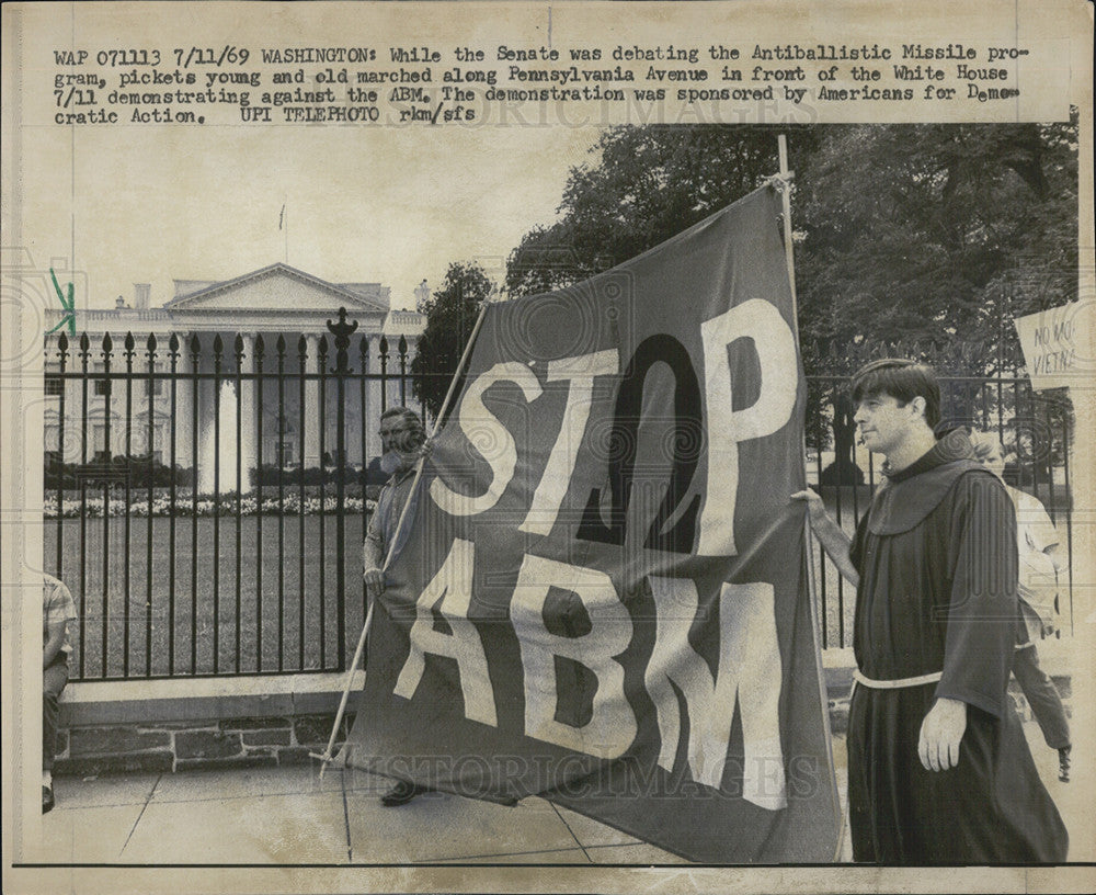 1969 Press Photo Antiballistic Missile program pickets White House demonstrate - Historic Images