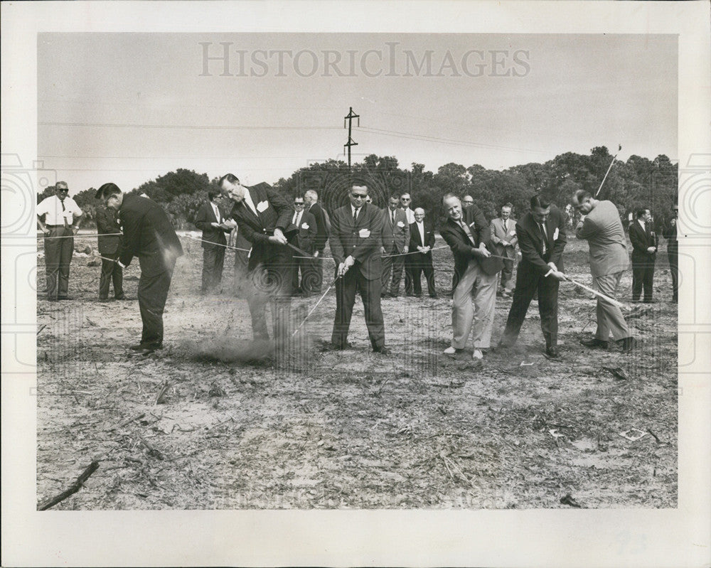 1964 Press Photo Ward&#39;s Groundbreaking Ceremony Using Golf Clubs Not Shovels - Historic Images