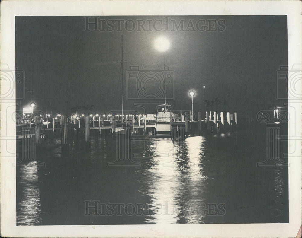 1964 Press Photo Full Moon Over Piers And Boats On Water - Historic Images