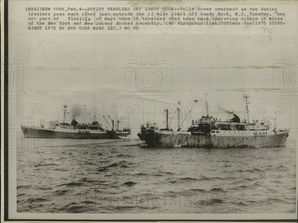 1975 Press Photo Two Soviet Trawlers Pass Each Other Outside Sandy Hook New - Historic Images