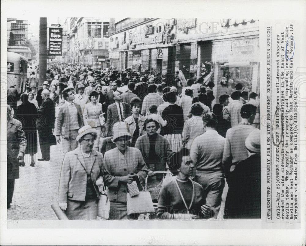 1961 Press Photo Sidewalks Filled in West Berlin with Well Dressed Shoppers - Historic Images