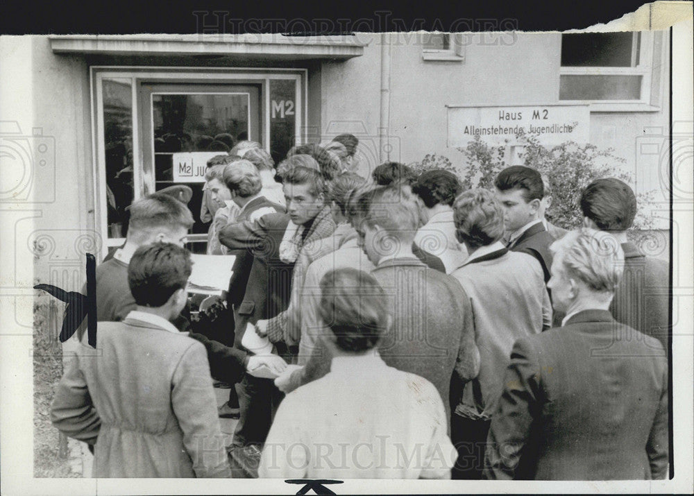 1961 Press Photo Refugees of East Germany Line Up at Refugee Center - Historic Images